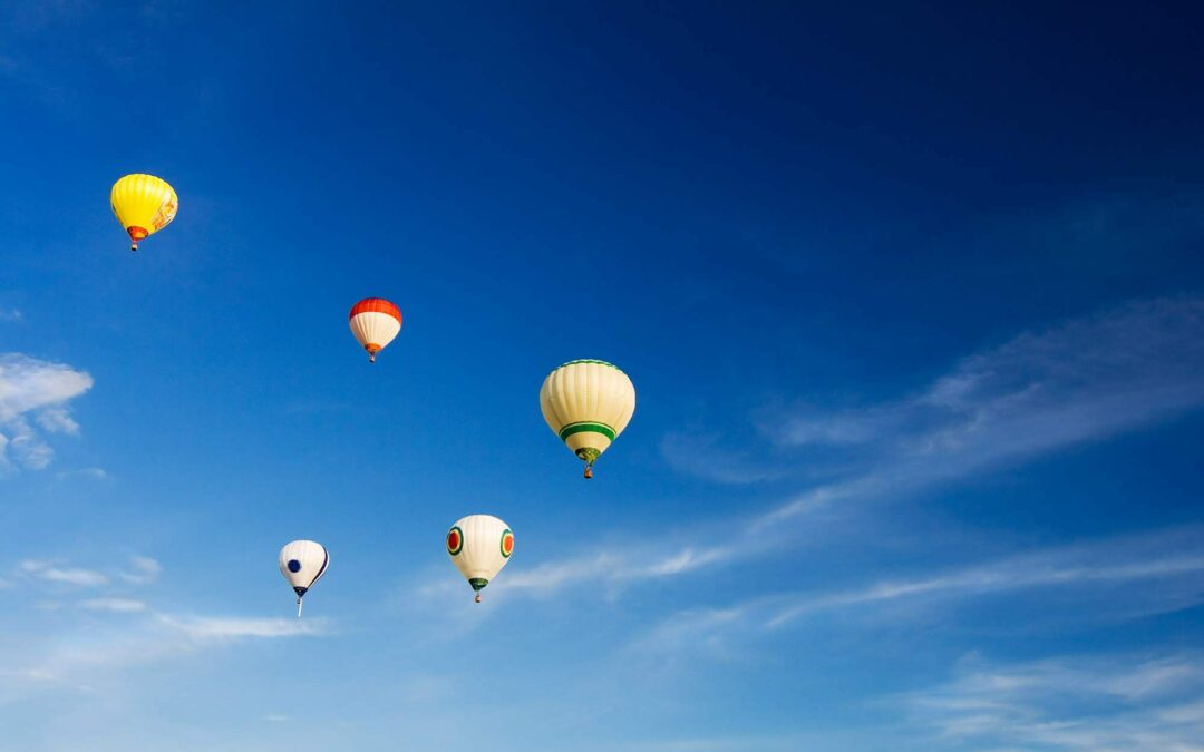 Montgolfières et ciel bleu – Perrin de Brichambaut